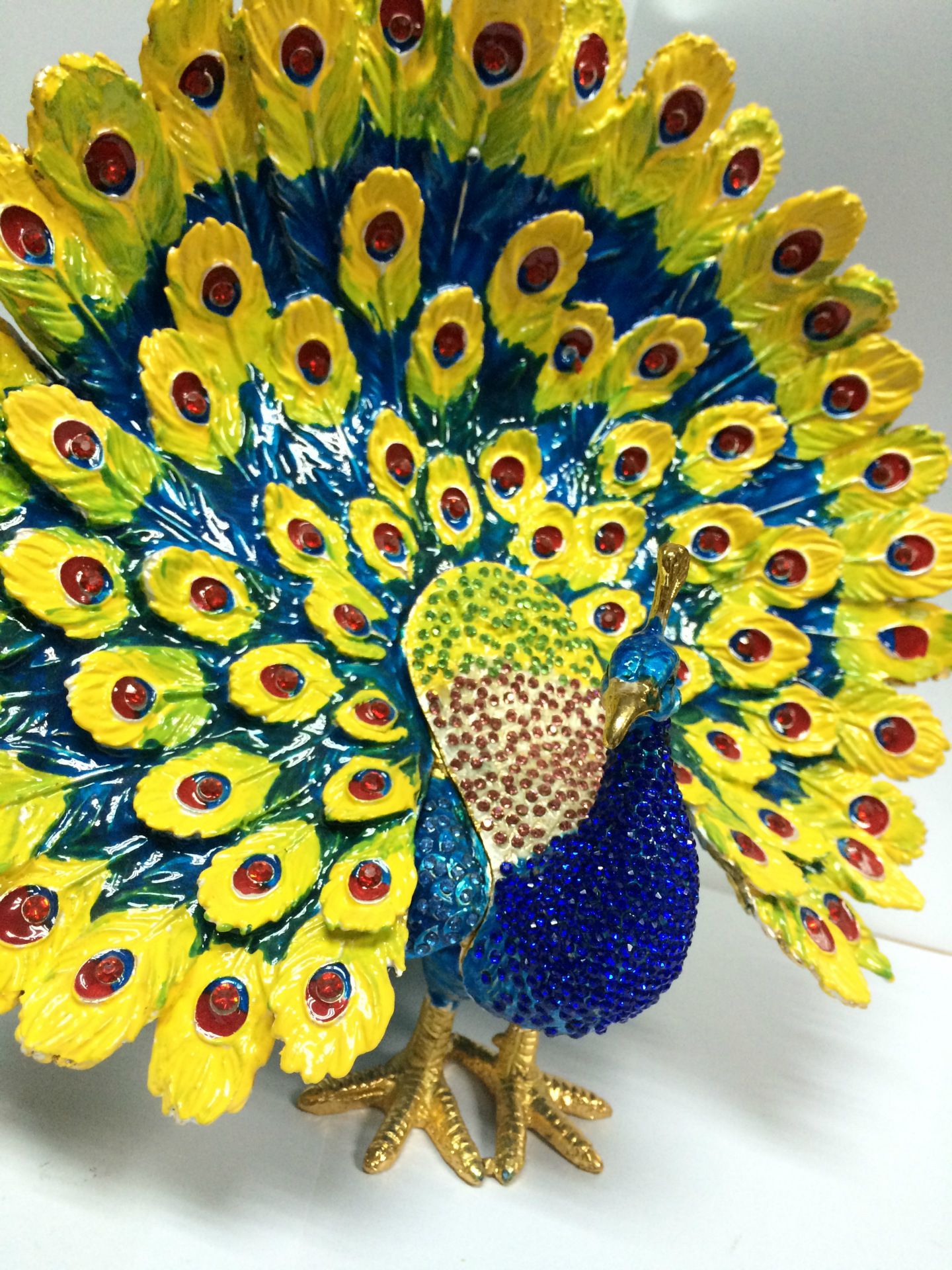 鉛錫合金與護(hù)膚品 從孔雀工藝品看現(xiàn)代工藝與自然呵護(hù)的和諧交響